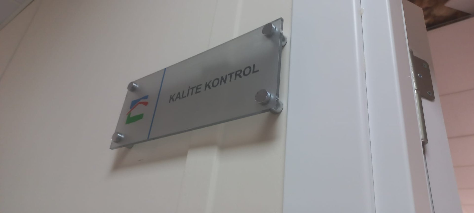 Kalite Kontrol pleksi kapı isimliği - duvar montajlı ofis tabelası